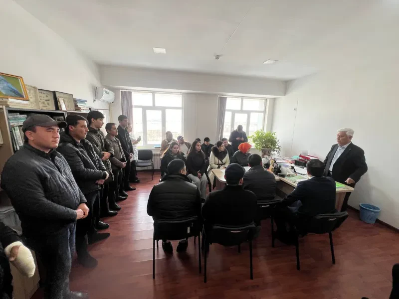 Professor bilan talabalar uchrashuvi